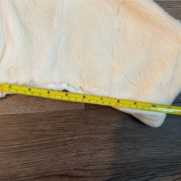 Louis Vuitton 100% Weasel Fur Cropped Jacket – Ivory – FR 38 (US 6) - Picture 14 of 16